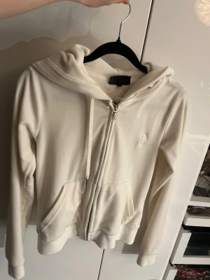 Vit hoodie med dragkedja - Snygg vit juicy couture hoodie med dragkedja framtill och två fickor. 