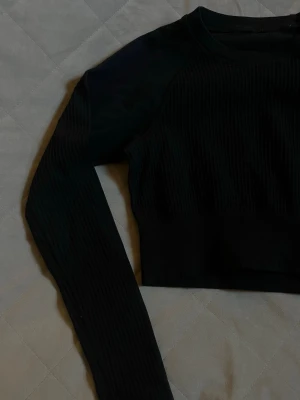 Svart träningstopp - Croppad svart träningsyopp