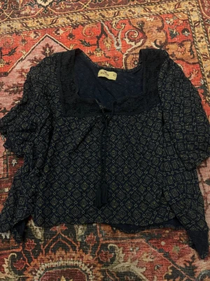 Mörkblå blus från Hollister - Säljer en mörkblå blus från Hollister 