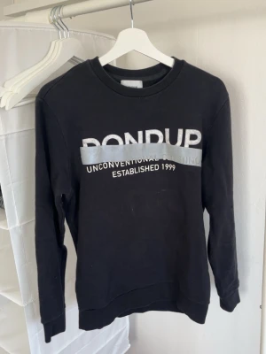 Dondup tröja - Säljer denna riktigt snygga och äkta Dondup tröjan. Den är i väldigt bra skick och i storlek M. Nypris: 3500. Mitt pris är 1599kr. Hör av dig om du har några funderingar 🙌