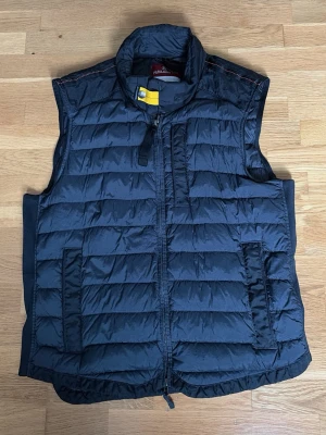 Parajumpers väst - Säljer nu min Parajumper väst som köptes ny på hanzens för 4500kr. Västen är i utmärkt skick och är i storleken M. För mer frågor så är det bara höra av sig, Mvh Axel!