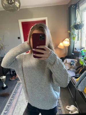 Ljusgrå stickad oversized tröja - Mysig ljusgrå stickad tröja med oversized passform och rund hals. Knappt använd. Skriv om ni har frågor💕