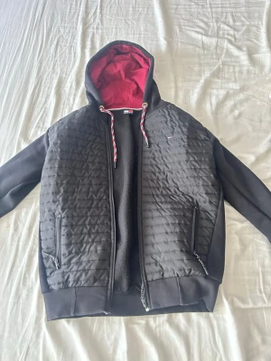 Tommy hilfigher cardigan - Snygg cardigan från Tommy hilfigher. Inga defekter på den förutom en trasig dragkedja som enkelt kan fixas