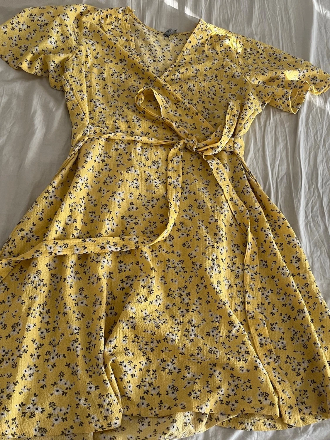 Gul blommig omlottklänning