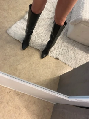 Svarta knähöga boots  - Beställda från NLY. Passar även 38