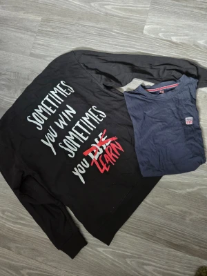 Klädpaket Herr - Klädpaket I storlek S med 2 plagg.  - En svart hoodie med luva och tryck på ryggen från Chicyea. Nästintill nyskick. - Marinblå t-shirt från vinson.  Något skavanker som jag missat kan finnas men annars väldigt fint skick. Bundle 50% fri frakt 