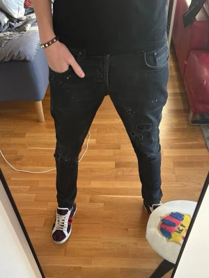 Svarta dondup - Säljer ett par snygga svarta dondup med slitningar de är som nya😃