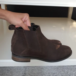 Clarks orginals boots - Clarks orginals chelsea boots i mocka, sparsamt använda och i bra skick! 