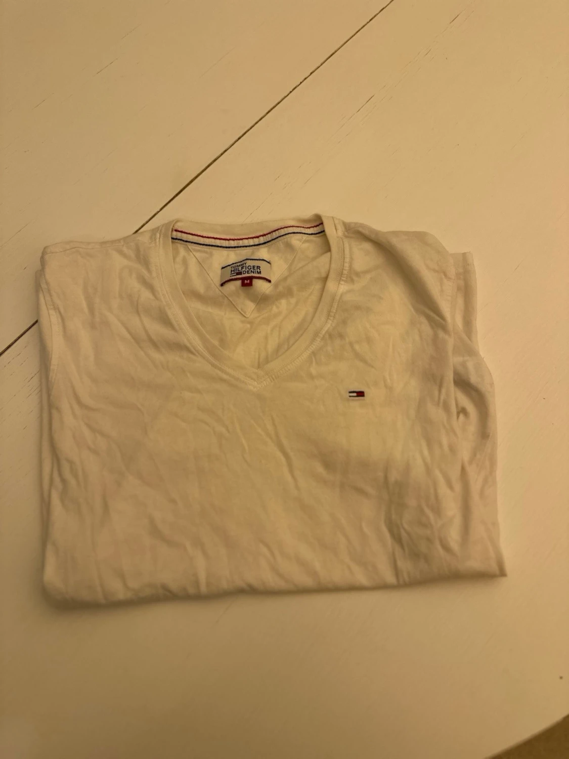 Vit v-ringad t-shirt Tommy Hilfiger - 2