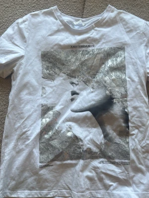 zara tshirt - säljer denna tshirten är aldrig andvänd