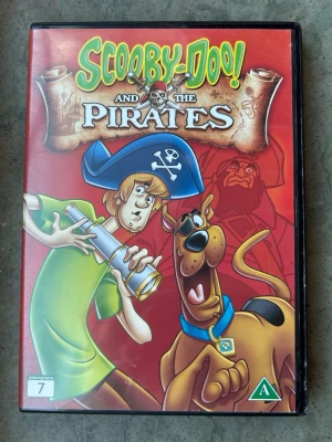 Scooby doo and the pirates dvd - DVD-film med Scooby-Doo! And The Pirates. Filmen har en speltid på cirka 83 minuter och är i färg. Region 2. Barntillåten.  Finns på språk: Engelska, Danska, Svenska, Grekiska, Polska   OBS!! skivorna är begagnade så det kan förekomma repor/hairlines på skivorna, men då jag kollar igenom alla filmer jag säljer garanterar jag att alla funkar felfritt om inget annat står! :)