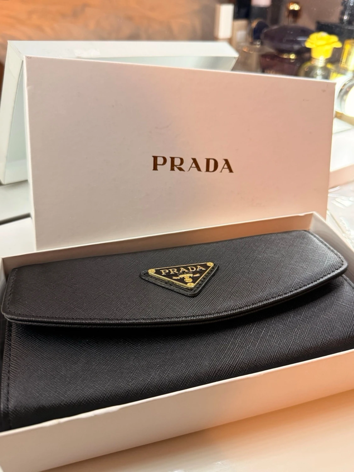 Svart handväska från Prada med kedja - 4