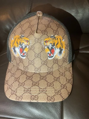 Gucci Keps Tiger -  Säljer min Gucci Keps Tiger då jag inte använder den längre och har köpt en ny. Jag har endast använt den några gånger den är helt fläckfri och har inga defekter. Skriv för mer frågor.