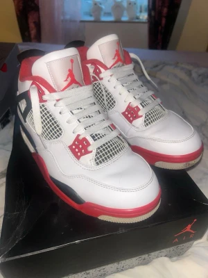 Air Jordan 4 Retro Fire Red - Säljer ett par Air Jordan 4 Retro Fire Red storlek 43