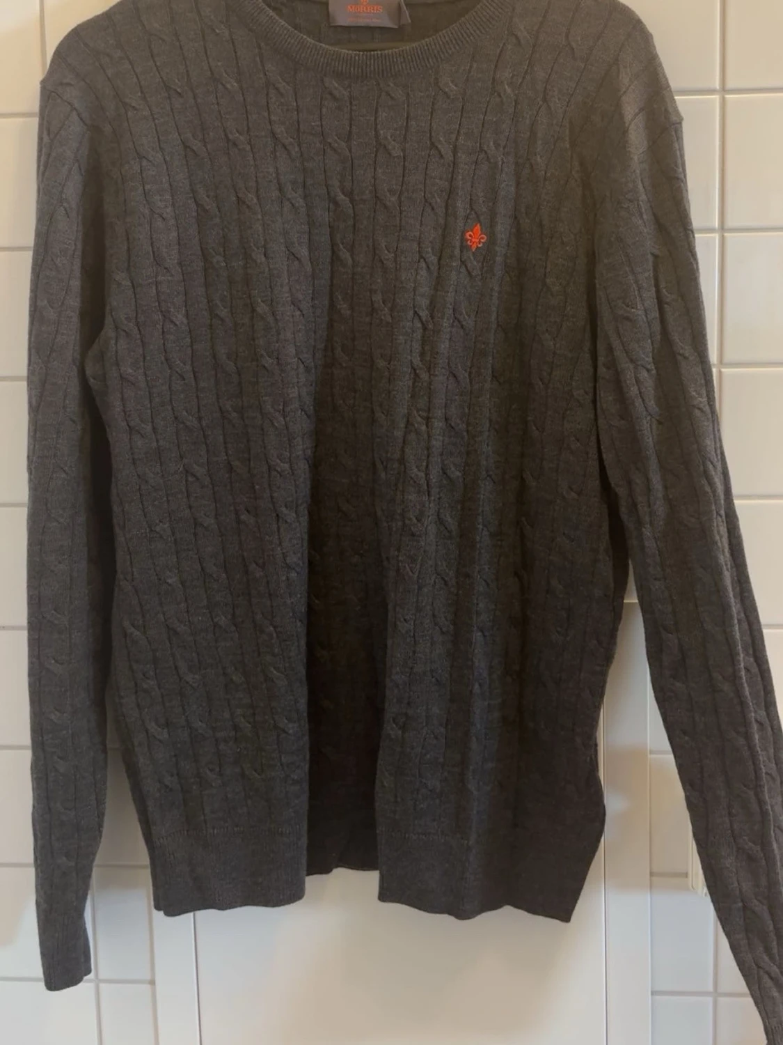 En mörkgrå kabelstickad tröja från Morris gjord av merino ull! - 3