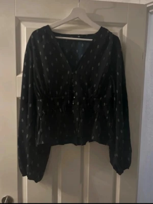 Svart blus  - Helt ny bus från lager 157 jätte fin 