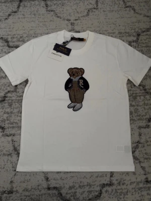 Ralph Lauren T-shirt - Hej! Jag säljer en fin Ralph lauren T-shirt helt ny oanvänd storlek S-baggy fit, kan passa även som M skriv gärna vid intresse ❤️💯