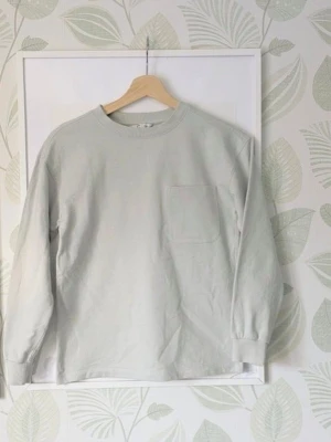 Ny Tröja Cubus Storlek 146/152 - - Oanvänd.  - Sweatshirtliknande tröja dock inte lika tjock som de brukar vara.  - Färgen är ljusgrå men i vissa ljus tycker jag att den ser lite mer gråblå ut.  - Skulle nog säga att denna passar 146 - liten 152 bäst..  - Jag kan ha missat någon miniskavank men jag har försökt att granska plagget så gott det går.