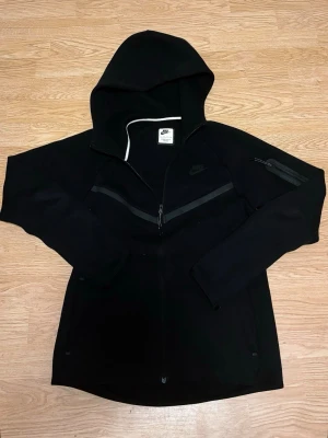 Svart Nike Tech Fleece hoodie. byten tas emot  - Accepterar oså byten!!!!!