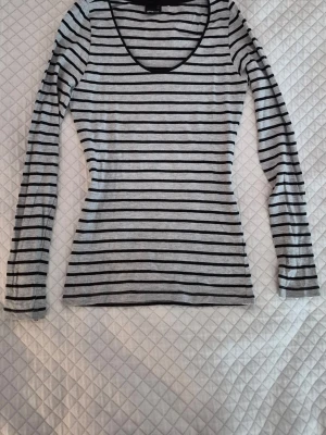 Figurnära långärmad tröja - Stretchig och fugurnära långärmad tröja från gina tricot! Så smickrande att bära🌟 Passar XS och är av 90% bomull. Inga defekter! 