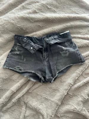 Zara jeans shorts - Mörkgrå jeansshorts från Zara. Midwaist men brukar vika ner kanten så att de ser lowwaist ut.