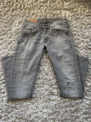 Dondup Jeans  - Dondup George Jeans herr| Storlek 30| Skick: 8/10| Bara höra av sig vid några funderingar. 