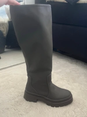 Olivgröna stövlar - Säljer ett par superfina olivgröna höga stövlar med chunky sula och rund tå. Storlek 38 