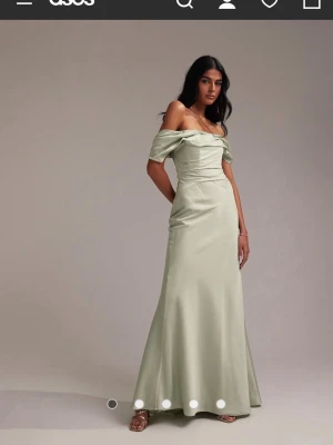 Ljusgrön balklänning  - Superfin ljusgrön långklänning från ASOS.  Klänningen är offshoulder. Klänningen är grönare i verkligheten, tänk en blandning mellan pistage och matcha. Perfekt för speciella tillfällen och bal. Klänningen är helt ny, endast testad, med prislapparna kvar. Nypris: 1700kr 