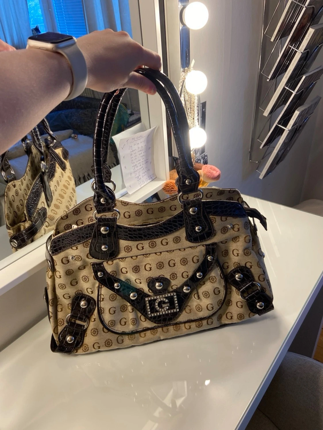Beige Guess handväska med detaljer