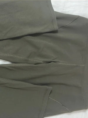 Mörkgröna leggings med fickor - Snygga mörkgröna leggings med hög midja och praktiska sidofickor. Tillverkade i ett stretchigt och mjukt material som sitter skönt på kroppen. Perfekta för en avslappnad och trendig look.