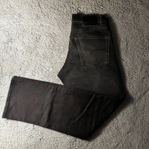 Svarta raka jeans från g star raw - Snygga svarta jeans från g star raw i modellen MOSA med klassisk rak passform och femficksdesign. Jeansen har tydliga sömmar och en stilren look. Storlek W28 L30.  endast använda ett fåtal gånger.