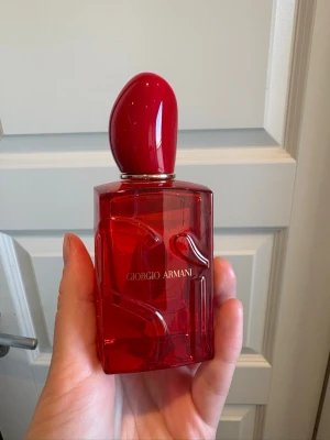 Giorgio Armani Sí Passione red Musk  - God sommarparfym från Giorgio Armani. Säljes då jag har för mycket parfymer och har andra jag använder mer. Endast använd ca 2 ggr. 50 ml flaska. 