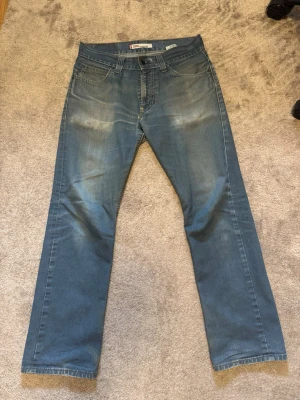 Vintage Levis 506 Standard - Säljer detta sällsynta paret Levis med en riktigt speciell färg. Minst 10 år gamla. En perfekt straight fit som är svår att hitta idag. Storlek W32L32. Har några små hål och fläckar, ett lite större vid skrevet men som inte syns särskilt mycket.  Hör gärna av dig vid frågor eller prisförslag.