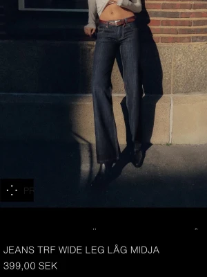 Mörkblå wide leg jeans låg midja - Säljer ett par helt nya mörkblå jeans från Zara TRF med wide leg och låg midja. Jeansen har klassisk femficksdesign och raka, vida ben som ger en avslappnad och trendig look. PRISLAPPEN KVAR