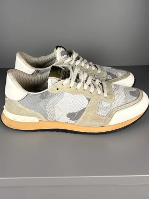 Valentino Rockrunner - Modell: Valentino Rockrunner | Skick: 7/10 | Storlek: EU 44 | Pris: 1499kr | Tillbehör: Inget | Fler frågor? Hör av dig isåfall!