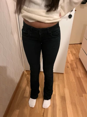 LTB Valerie jeans 25/32  - -Svarta LTB jeans Valerie  - Low Rise Boot cut  - W25 L32   Mycket fint skick.     