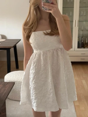 Vit klänning  - Fin klänning från Bubbelroom i storlek XS💕