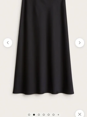 Svart långkjol från Kappahl - ANVÄND EN GÅNG! svart kjol från Kappahl i satin 