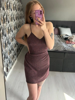 Rosa glittrig klänning - Bershka  - Vacker rosa glittrig klänning ifrån Bershka 🩷 Storlek S Använd endast en gång - som ny, mycket fint skick!! ✨  Jag är 167cm lång för referens 🥰