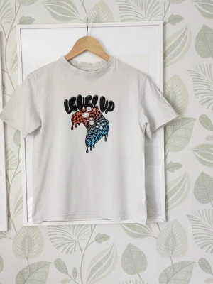 Tshirt Pyjamastshirt H&M Storlek 146/152 - Pyjamastshirt funkar bra som vanlig tshirt också.  - I fint skick.  - Det jag hittar att anmärka på är att det förekommer små ljusa fläckar och en brun på axeln, jag har inte testat att behanda dom.  - Lite lite påverkan i tryck .  - Se extrabilderna för att se skick.  - Jag kan ha missat någon miniskavank men jag har försökt att granska plagget så gott det går.