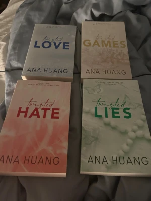 Alla Mina Twisted Böcker<3 - Säljer alla mina Twisted böcker som ett set för 500kr (glitter special edition), köpte originellt för 700kr ca<3 Helt olästa! Vill verkligen få dem sålda<3 Vid snabb affär kan jag sänka till 400kr + frakt då!