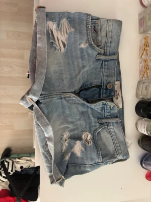 Hollister jeans shorts  - Jeans shorts från hollister storlek w27 skriv för mer bilder osv!