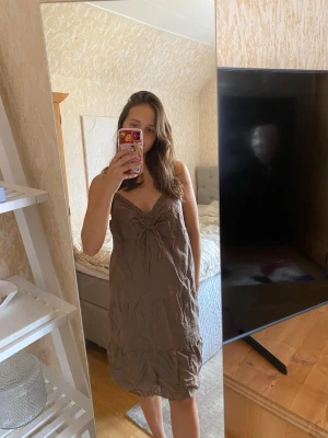 Linneklänning  - Brun klänning i linne 