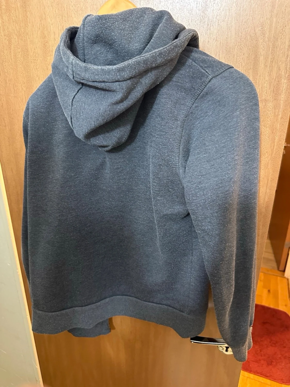 Mörkgrå hoodie från Icon Sports - 1