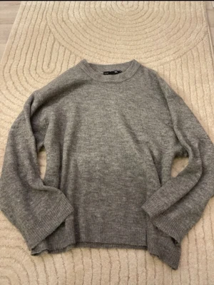 Grå stickad tröja - Mysig grå stickad tröja från lager 157  med rund halsringning och långa ärmar. Passar perfekt till allt.