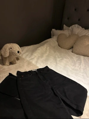 Svarta raka jeans - Säljer ett par svarta jeans med rak passform och hög midja. Väldigt fina och bra kvalitet. Säljer på grund av att de inte kommer till användning.
