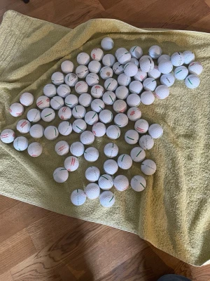 Golf bollar - Säljer ett par bollar hör av er för prisförslag/frågor 90 bollar 