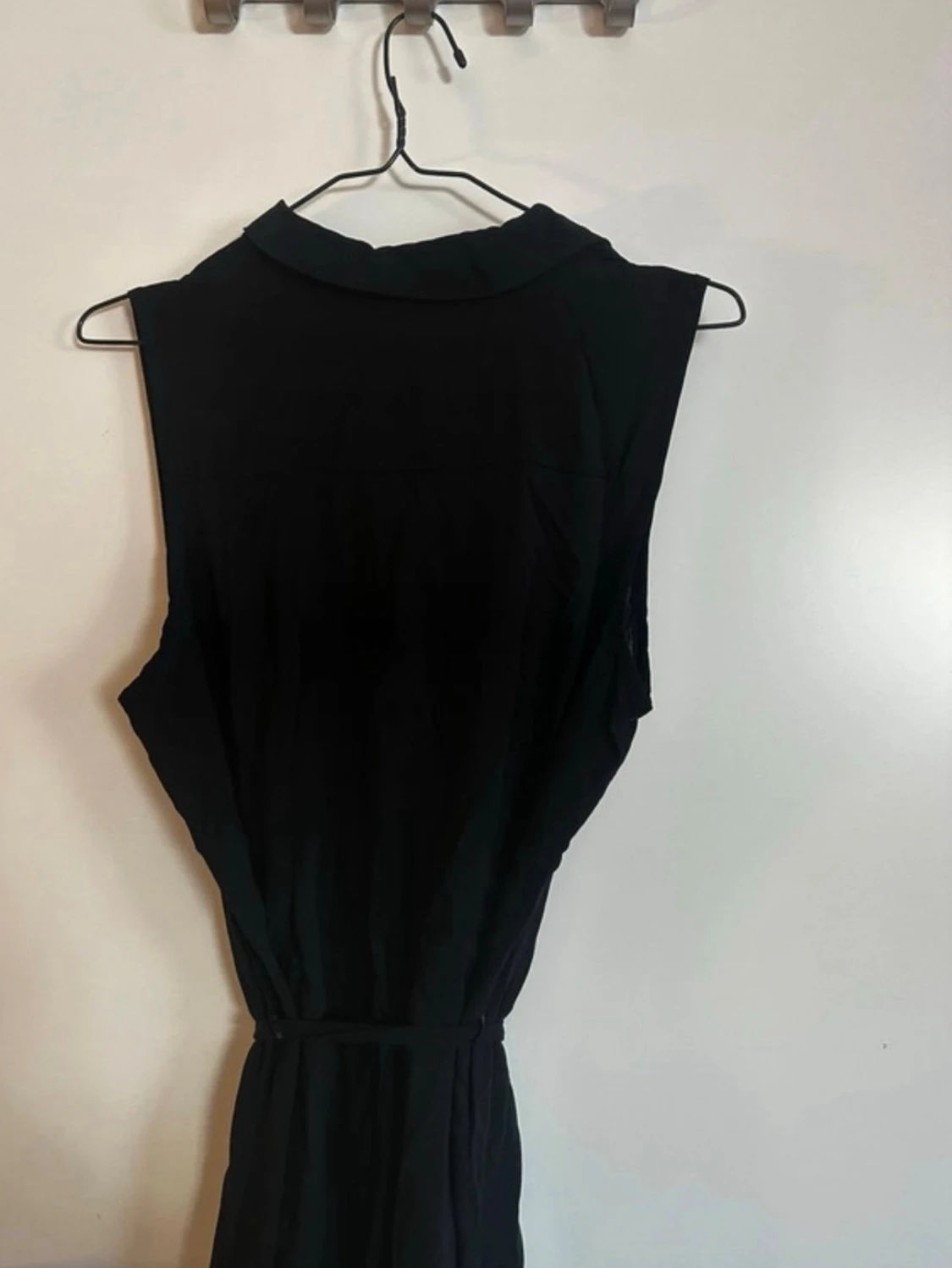 Svart ärmlös skjortklänning med knappar - 3