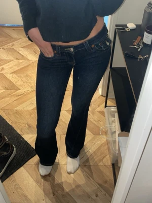 True religion jeans - Säljer mina mörkblå true religion jeans! De är joey low rise flare och de sitter sååå fint med jätte fina detaljer. Använda ca 4-5 gånger men är som helt nya! Nypris 1300 kronor💕⭐️☀️Storlek 24!