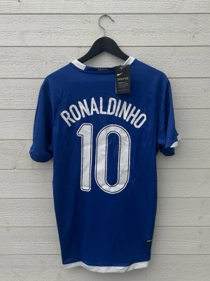 Ronaldinho Brasilien Fotbollströja - Säljer en Brasilien fotbollströja med Ronaldinho 10 på ryggen som är helt ny med prislapp!